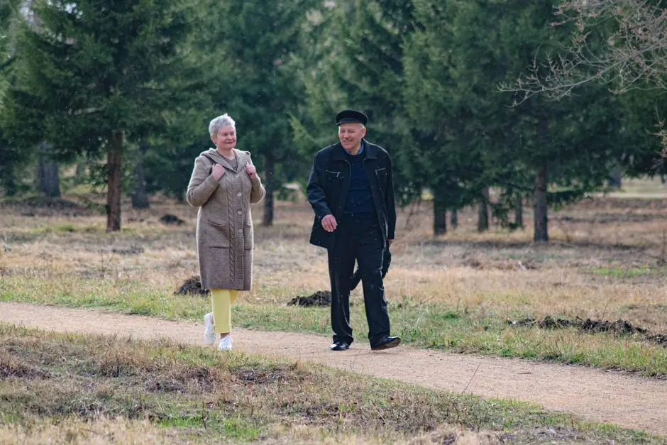 Casal idoso caminhando por uma trilha em um parque